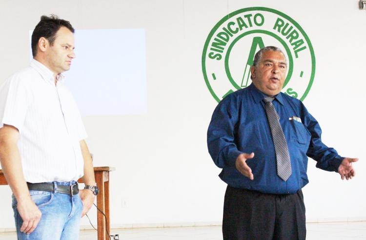 O presidente da Câmara, vereador Valter Brito (d), ao lado do presidente do Sindicato Rural local, Rodrigo Lorenzetti, durante reunião para tratar sobre recuperação de estradas nesta segunda-feira (13) na sede do SRA, em Amambai.