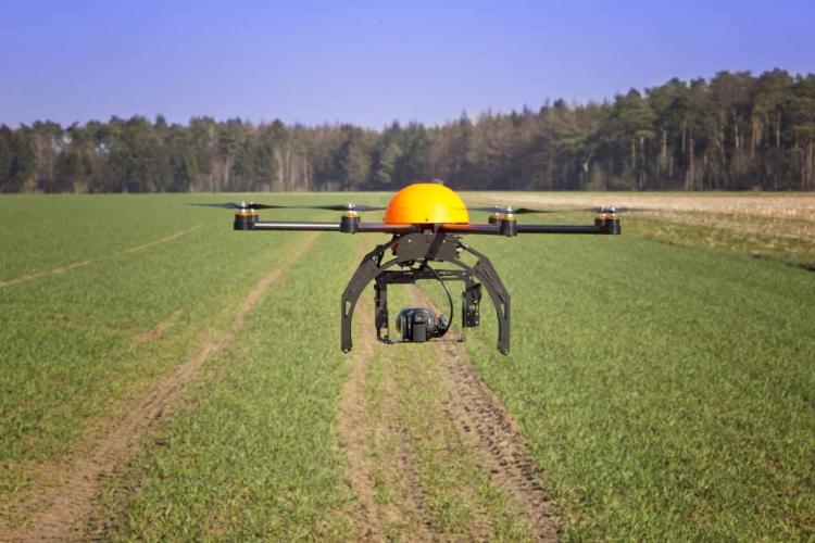 A introdução dos drones ou Veículos Aéreos Não Tripulados promete elevar a qualidade dos processos de monitoramento no campo, em conjunto com as técnicas da agricultura de precisão