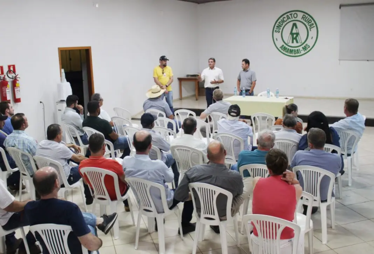 Parceria fechada durante a reunião vai possibilitar a completa restauração de 19 quilômetros de estrada rural na região do Chorro, em Amambai. (Fotos: Vilson Nascimento)